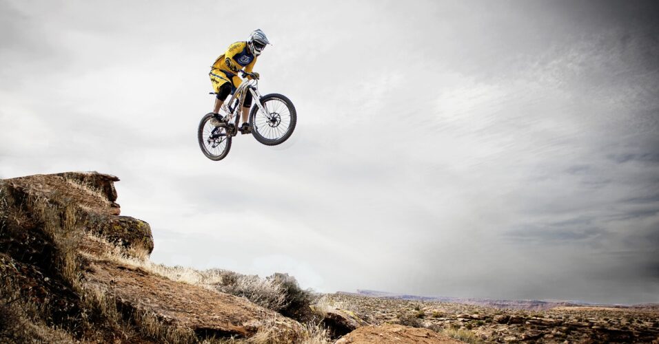 mountain-biking-95032_1280